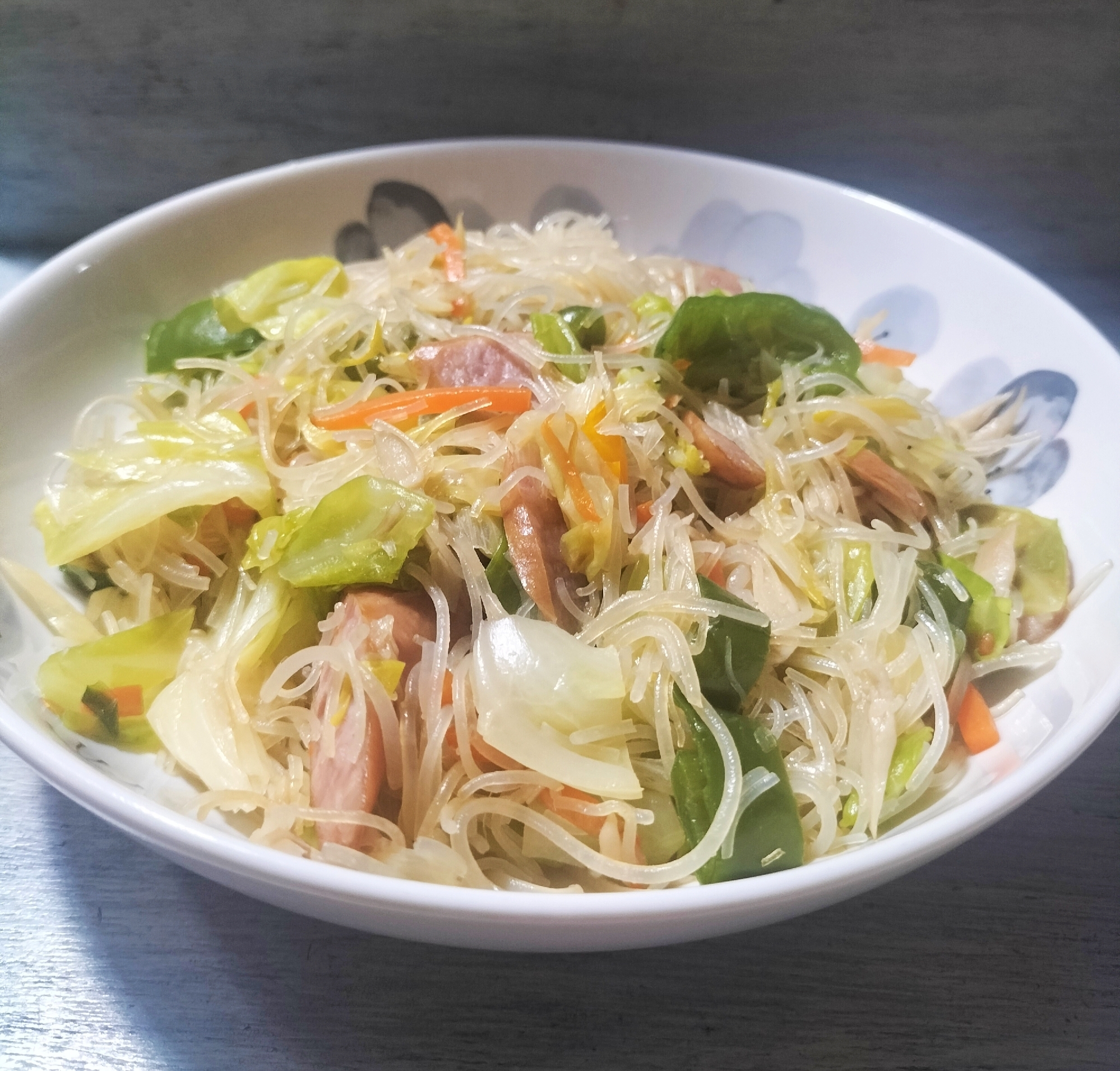 粗挽きウインナーとキャベツたっぷり焼きビーフン