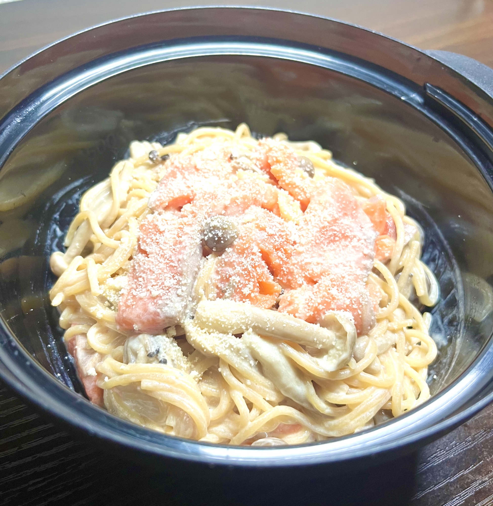 簡単レンジのみ⭐︎サーモンときのこのクリームパスタ