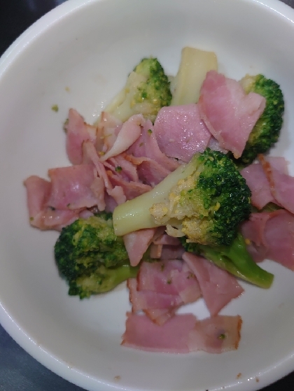 ブロッコリーとベーコンの麺つゆバター炒め
