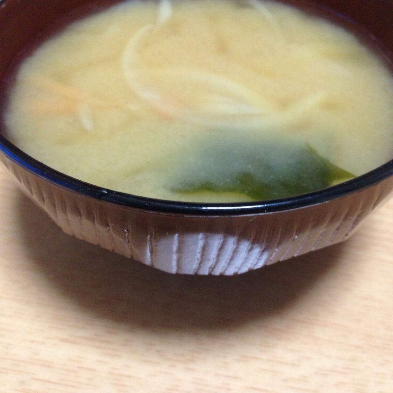 玉葱と菊芋と人参とわかめの味噌汁(*^^*)★