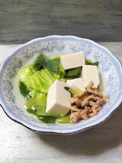 きょうはこちら♬ヘルシーで美味しい湯豆腐出来ました❣湯豆腐っていうと白菜イメージですが←我が家のですʘ⁠‿⁠ʘキャベツも甘くて美味しいですね✨素敵レシピ感謝❤