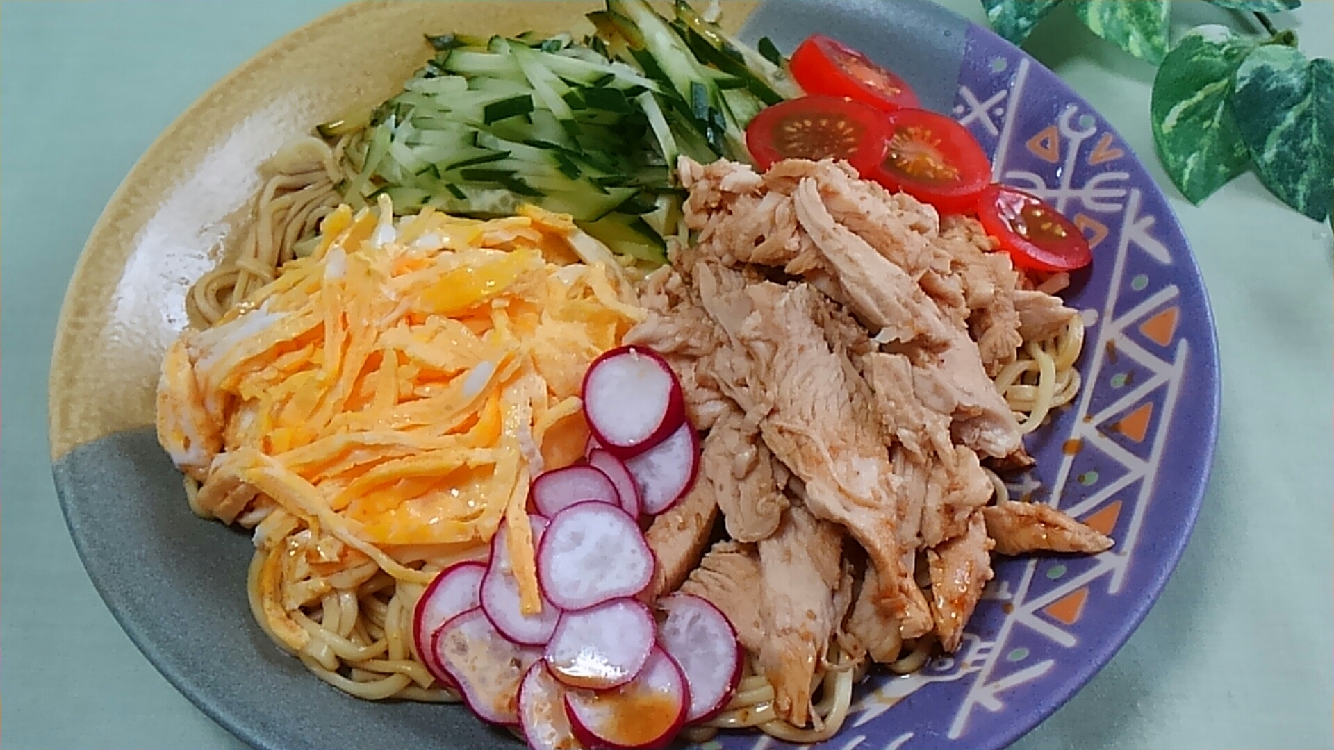 蒸し鶏と卵と野菜の冷やし中華＊