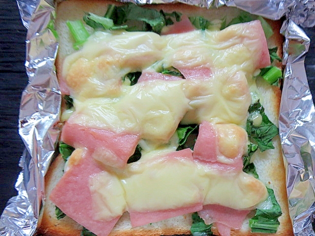 小松菜と魚肉ソーセージのトースト