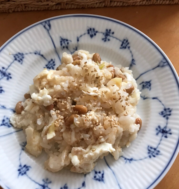 卵白炒り卵と白ネギ、白ごまの納豆チャーハン