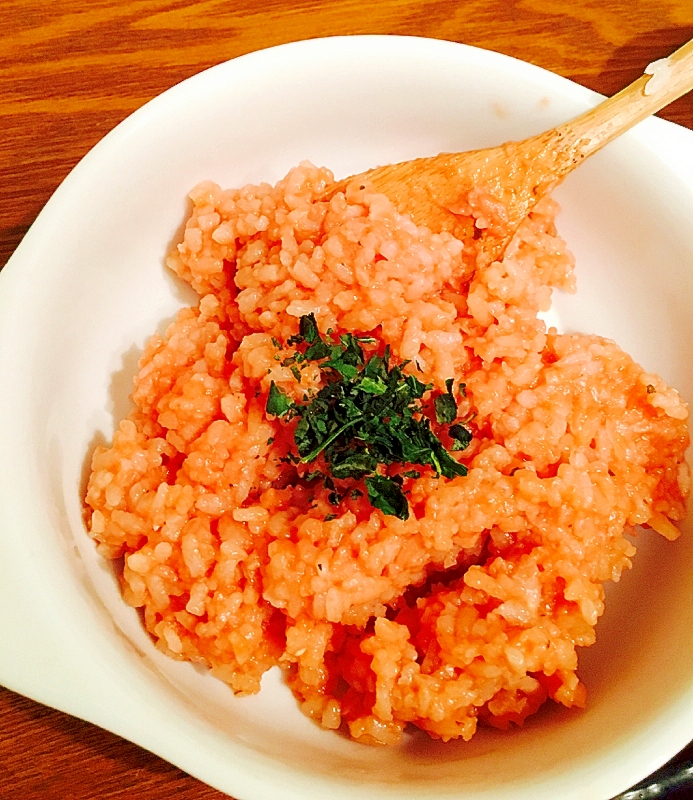 白いお皿に盛り付けたバジル風味のトマトリゾット