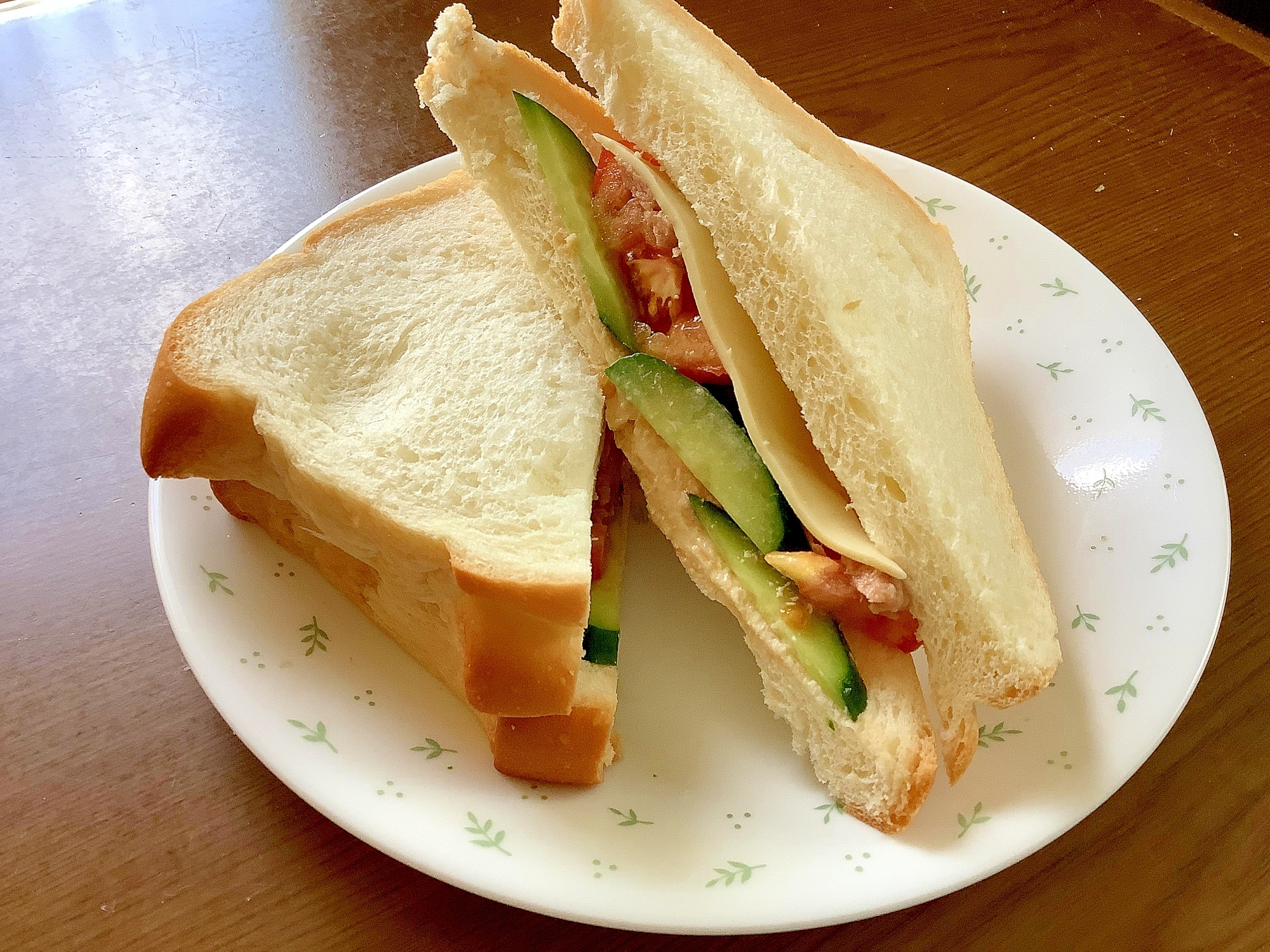 チーズとツナきゅうりトマトのサンドイッチ