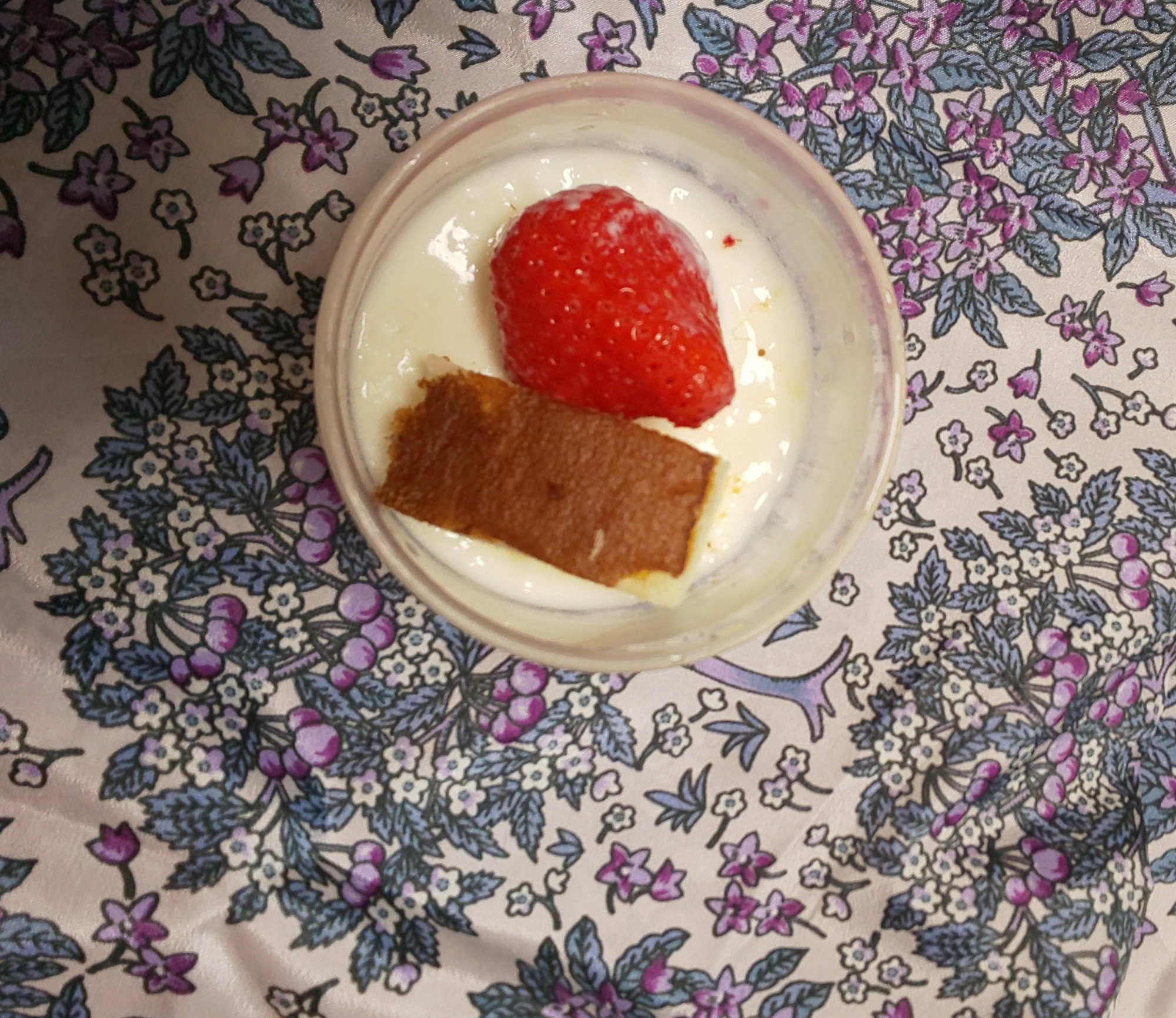 いちごとカステラヨーグルト