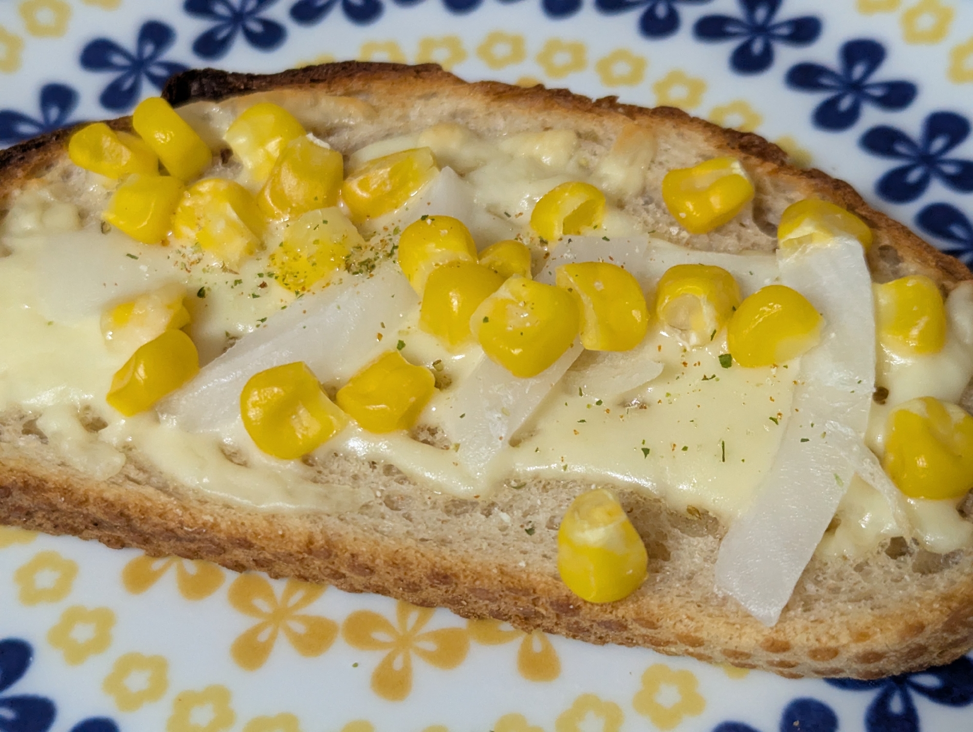 新たまねぎとコーンのチーズパン