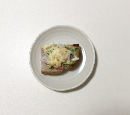 レタスとカニカマのチーズトースト
