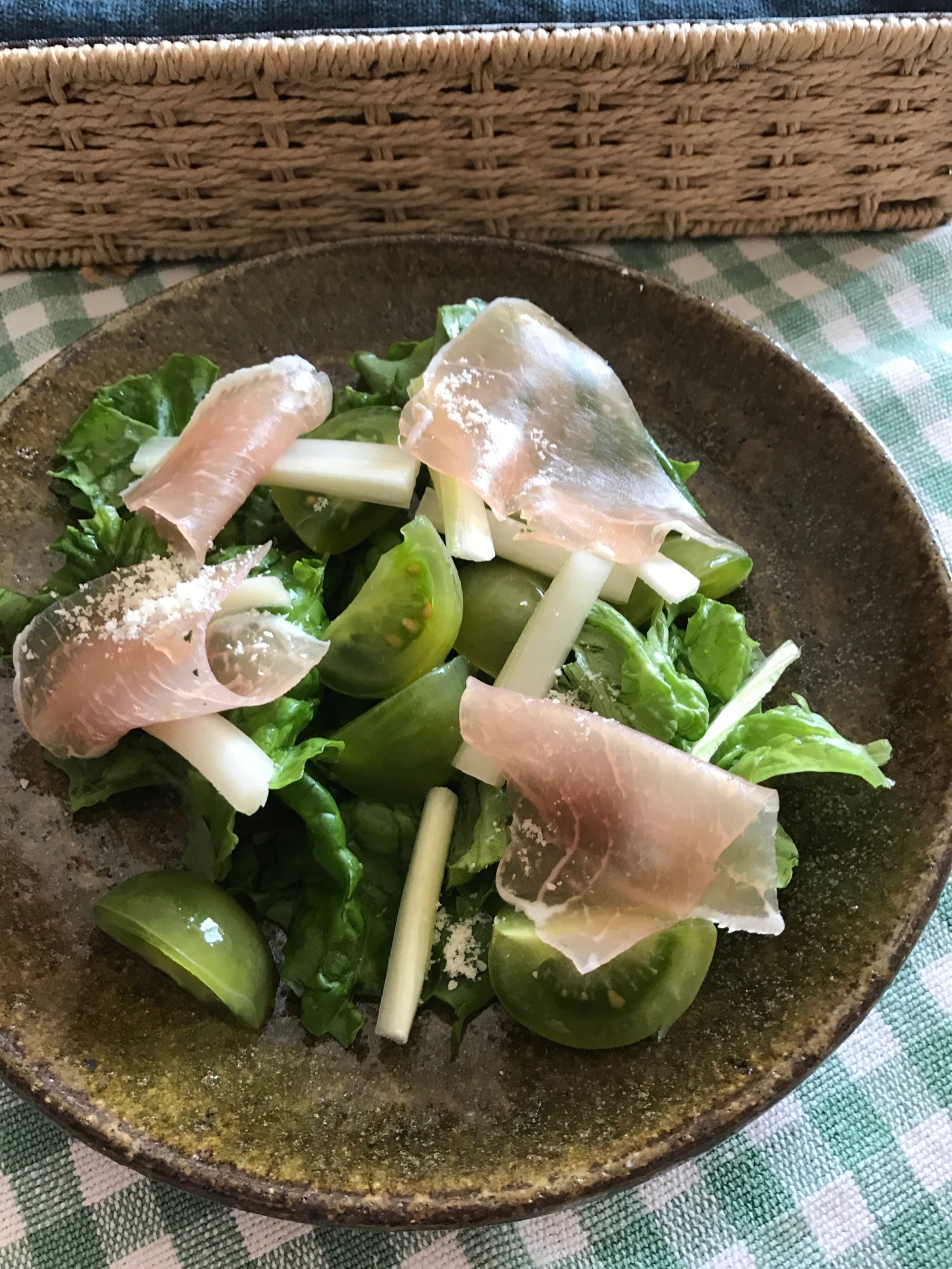 グリーンミニトマトとセロリ、生ハムのサラダ