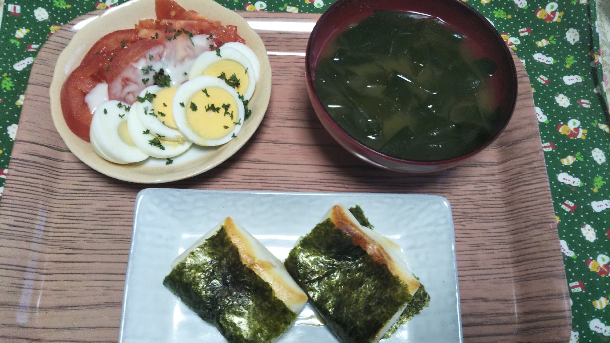 磯辺餅とわかめの味噌汁とトマト茹で卵サラダ☆