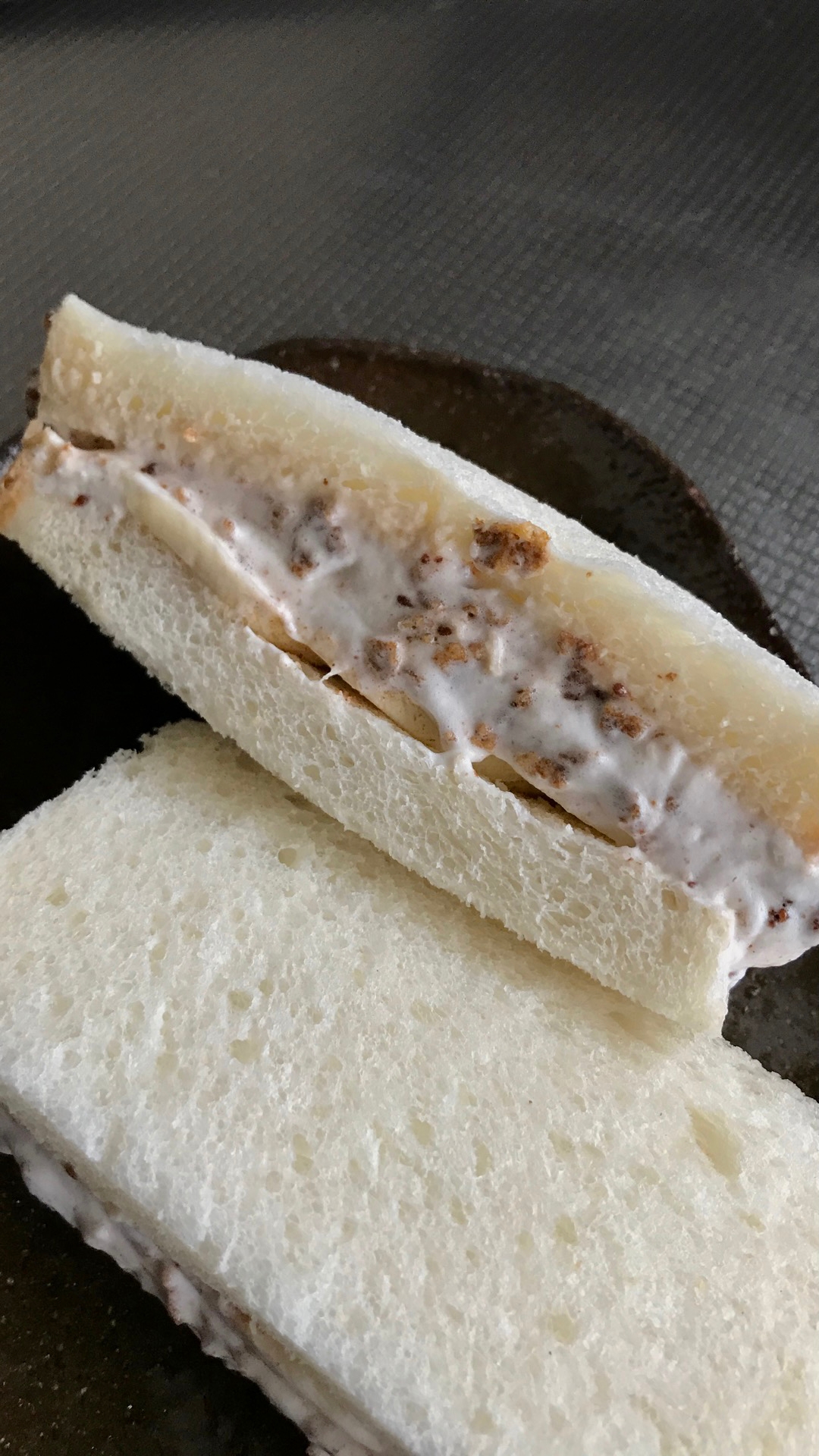 シリアル入りホイップのバナナサンドイッチ