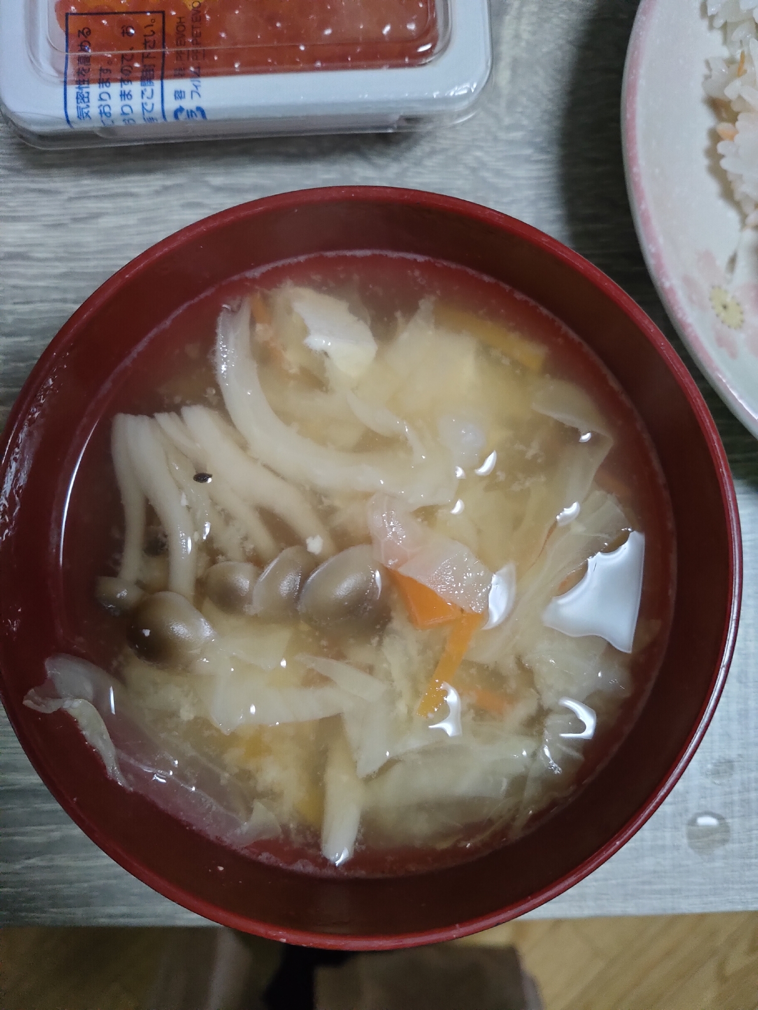 キャベツとにんじんと豆腐としめじのお味噌汁