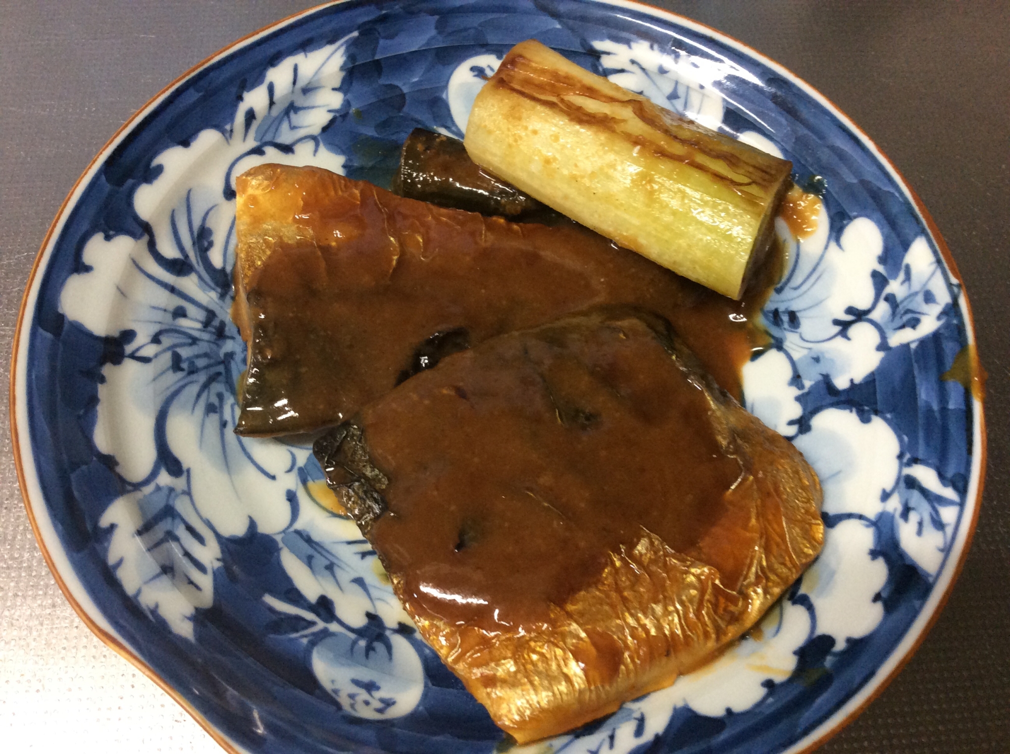 皮を焼いて臭みを消した塩鯖の味噌煮