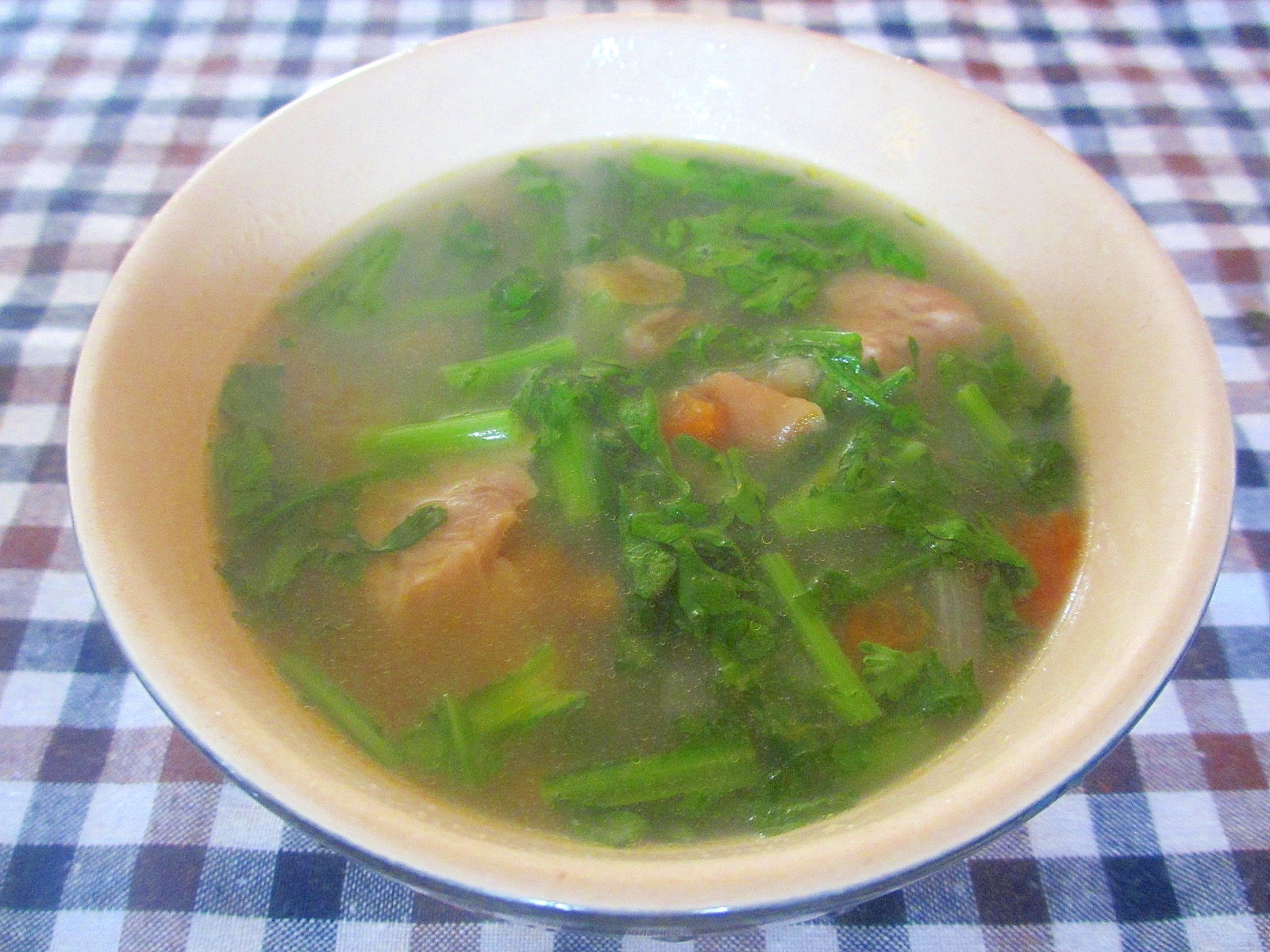 鶏肉と春菊のトマトスープ