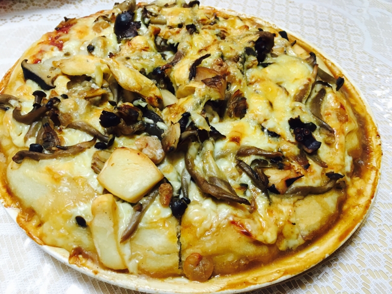 自家製天然酵母のピザ生地でシーフードきのこピザ