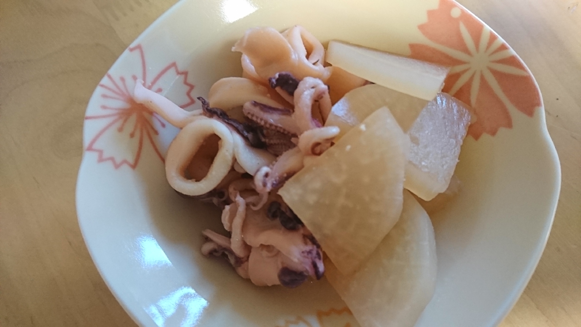 白い器に盛り付けたアオリイカと大根のみそ煮