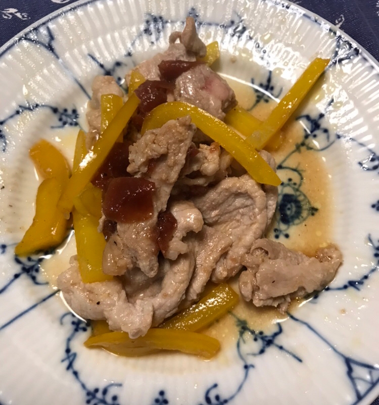 豚こま肉とパプリカの梅干し炒め