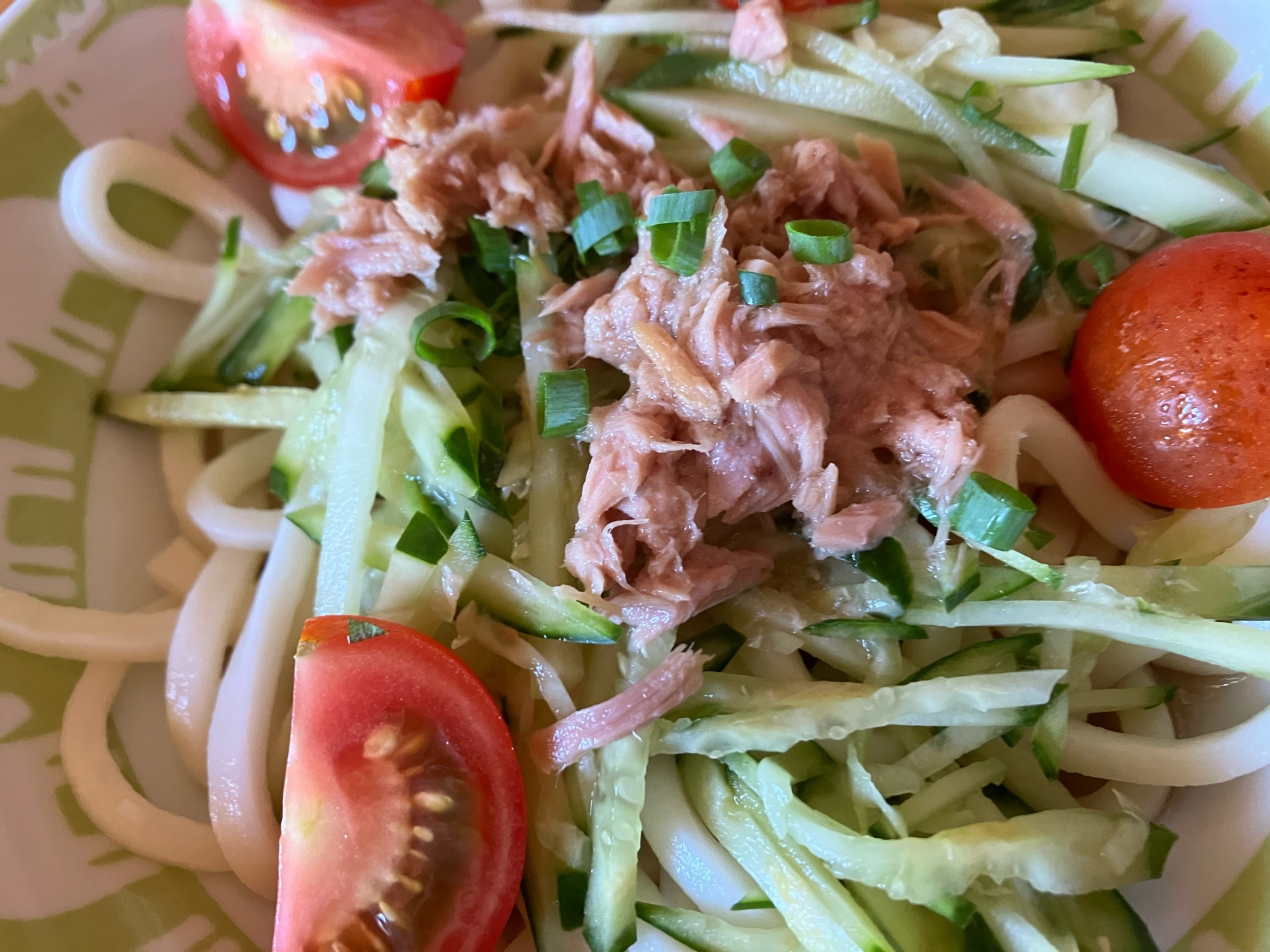 ツナときゅうりとトマトのサラダうどん