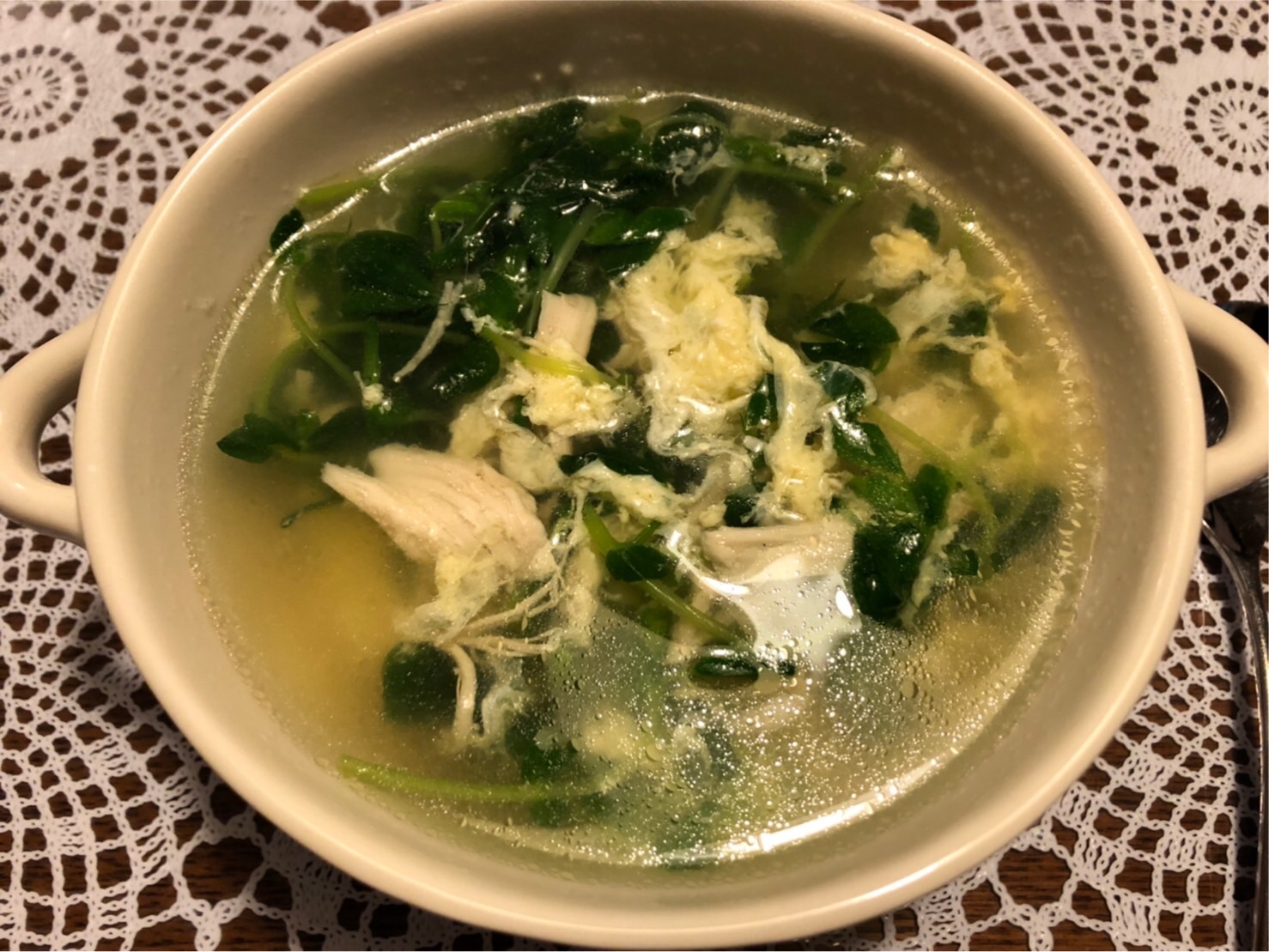 【栄養満点&簡単】豆苗と卵とサラダチキンのスープ