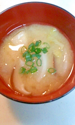 キャベツと大根と椎茸の味噌汁
