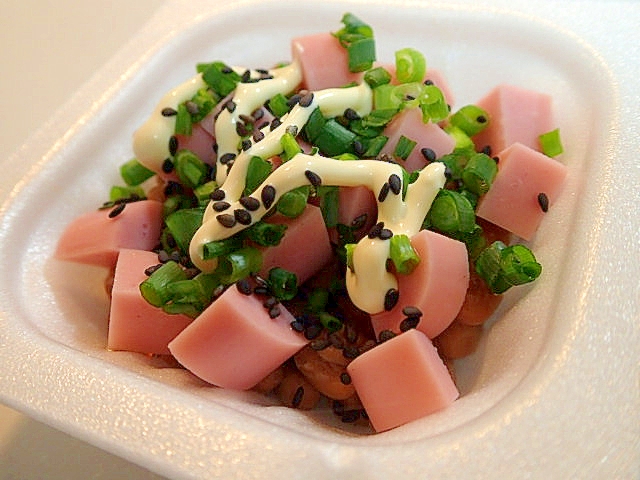 黒ごまマヨで　魚肉ソーセージと葱の納豆