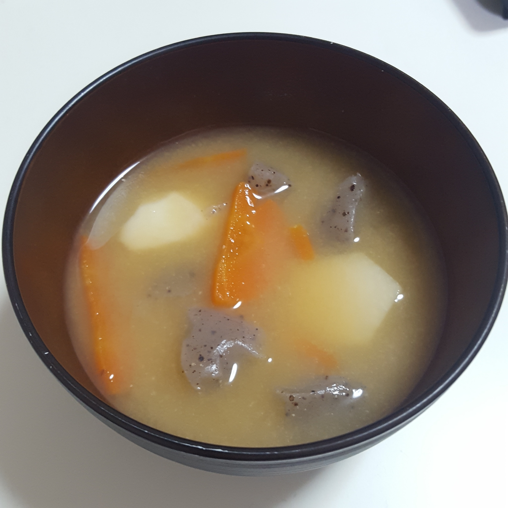 にんじん、里芋の味噌汁