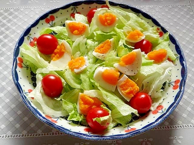 ゆで卵とプチトマトレタスのサラダ