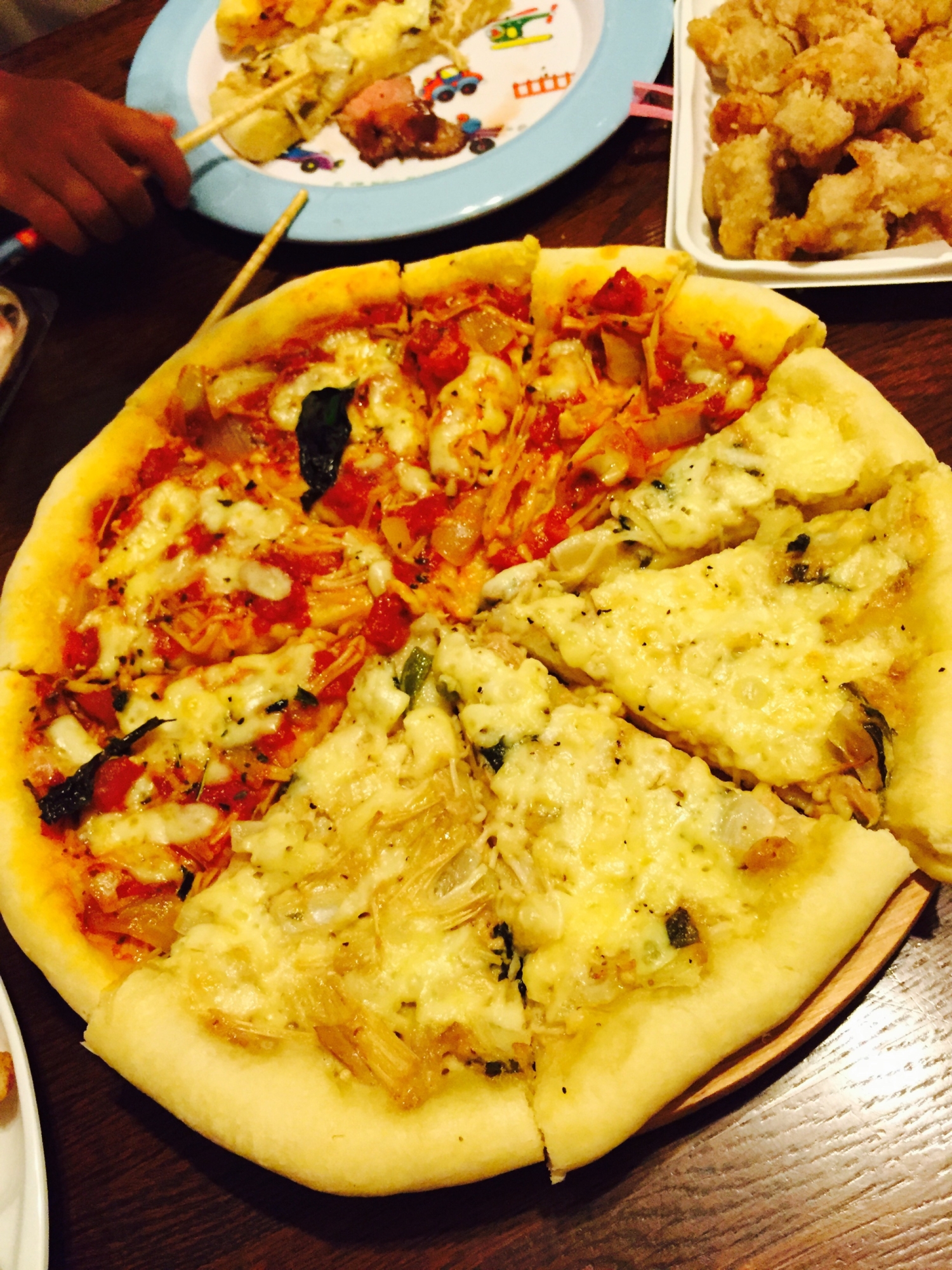 生地から作る本格バジルトマトとツナマヨの2色ピザ
