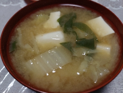 豆腐と白菜とわかめの味噌汁