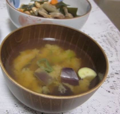 夏野菜で味噌汁 ズッキーニなすブロッコリー新玉
