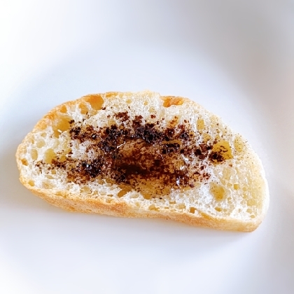 バターがバゲットの気泡に染み込んでしまい表面には見えてないですが(汗)、ココアと蜂蜜とで美味しいトーストになりました♪