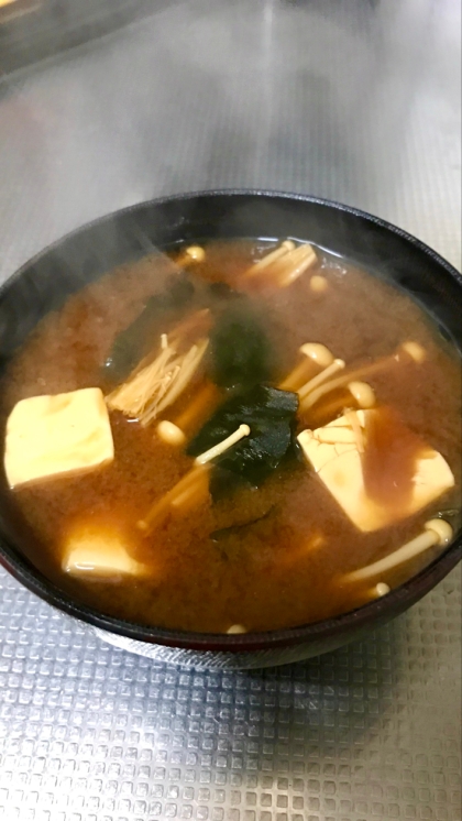 豆腐とわかめとえのきのお味噌汁