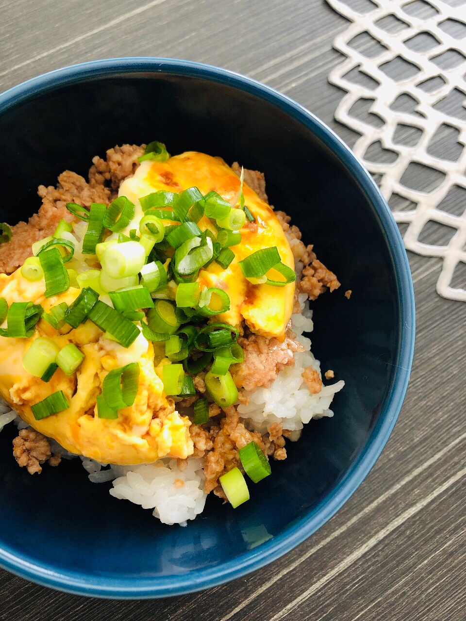 【火不要で100円以下丼】ふわとろ卵と豚そぼろ