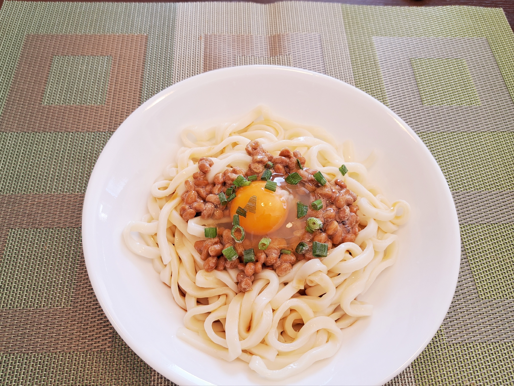 簡単！納豆と卵を載せて冷たいうどん