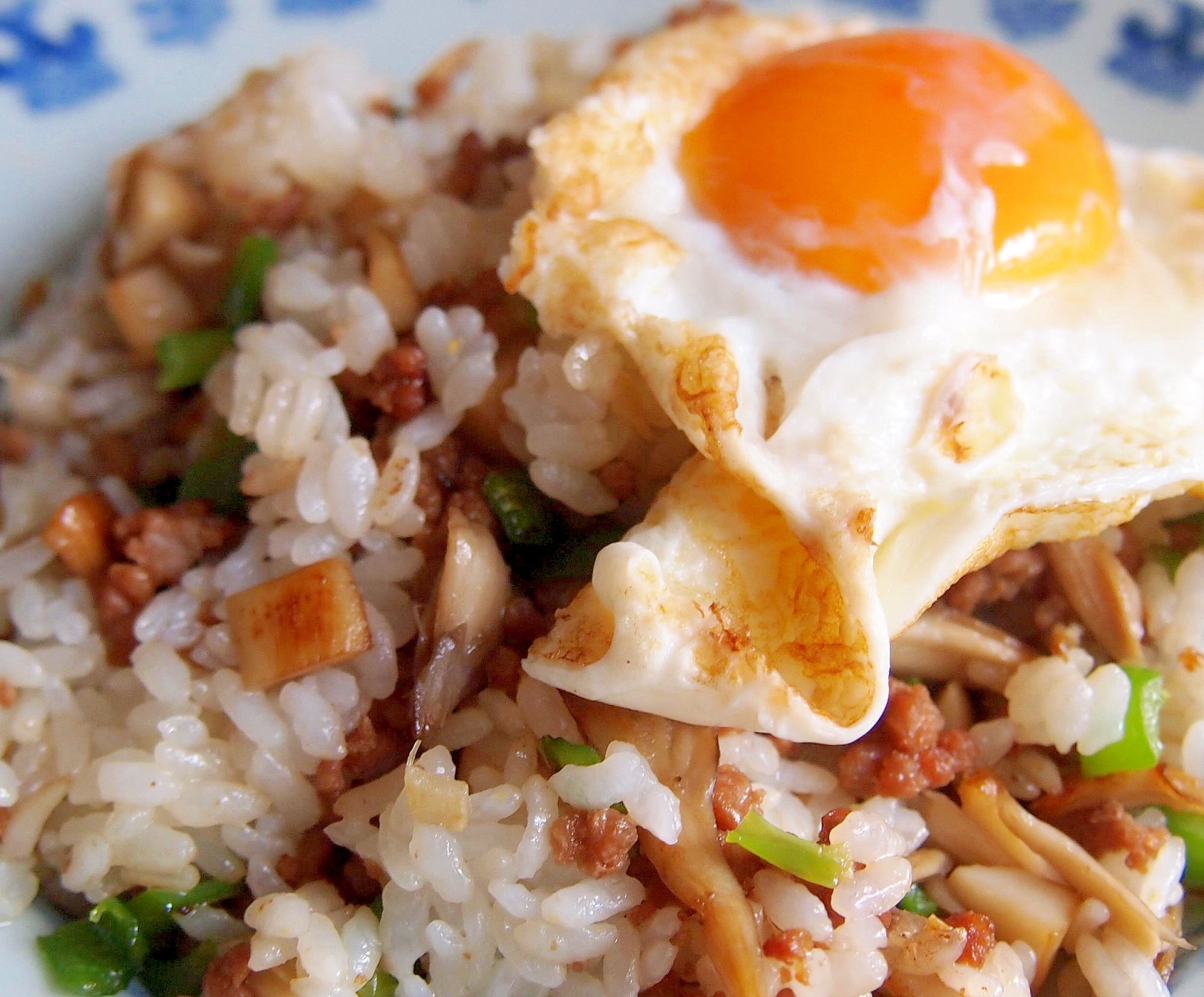 ひき肉ときのことピーマンの焼き飯　目玉焼き添え