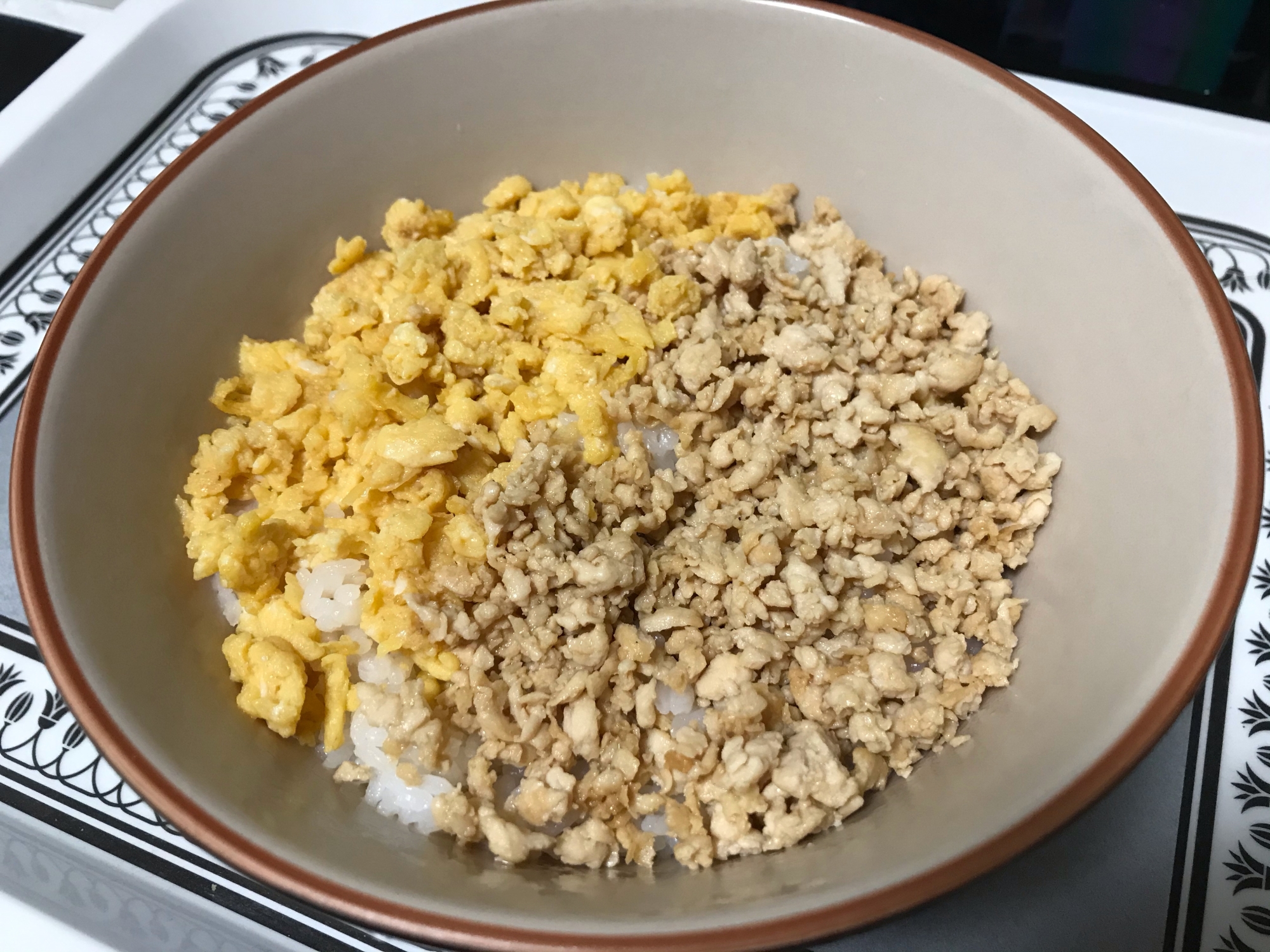 簡単！鶏そぼろの2色丼