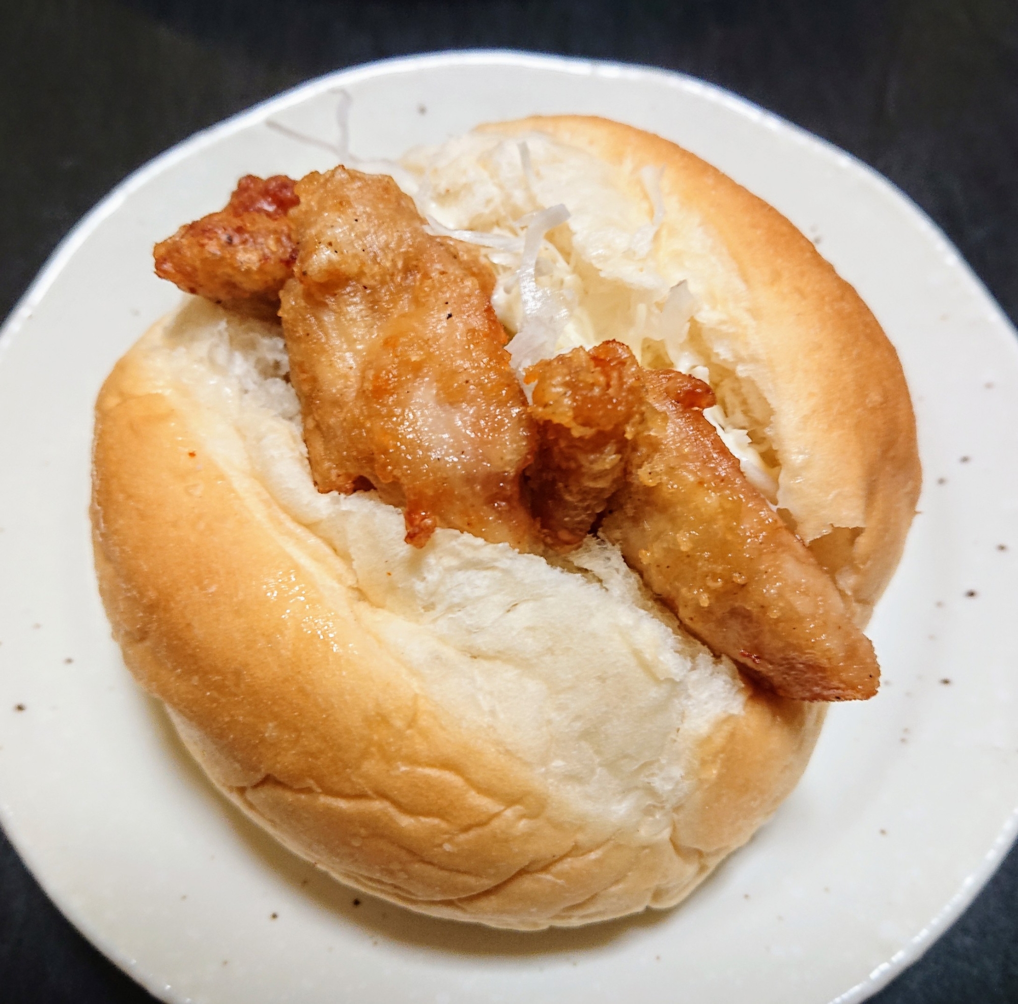 丸パンで唐揚げをサンドしてみた件