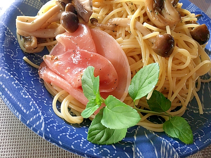 簡単！アヒージョの素で作るキノコと生ハムのパスタ