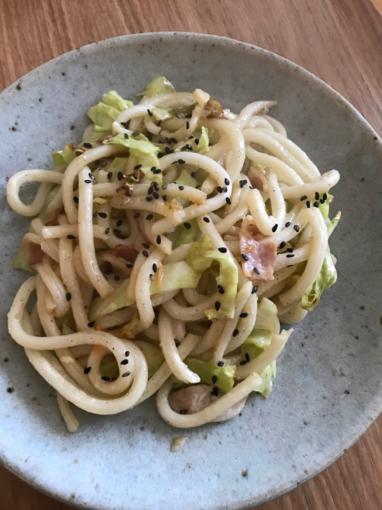 ベーコンとキャベツのマヨ焼きうどん