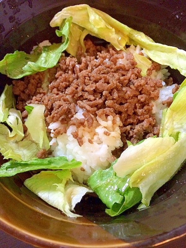 レタスとそぼろの丼