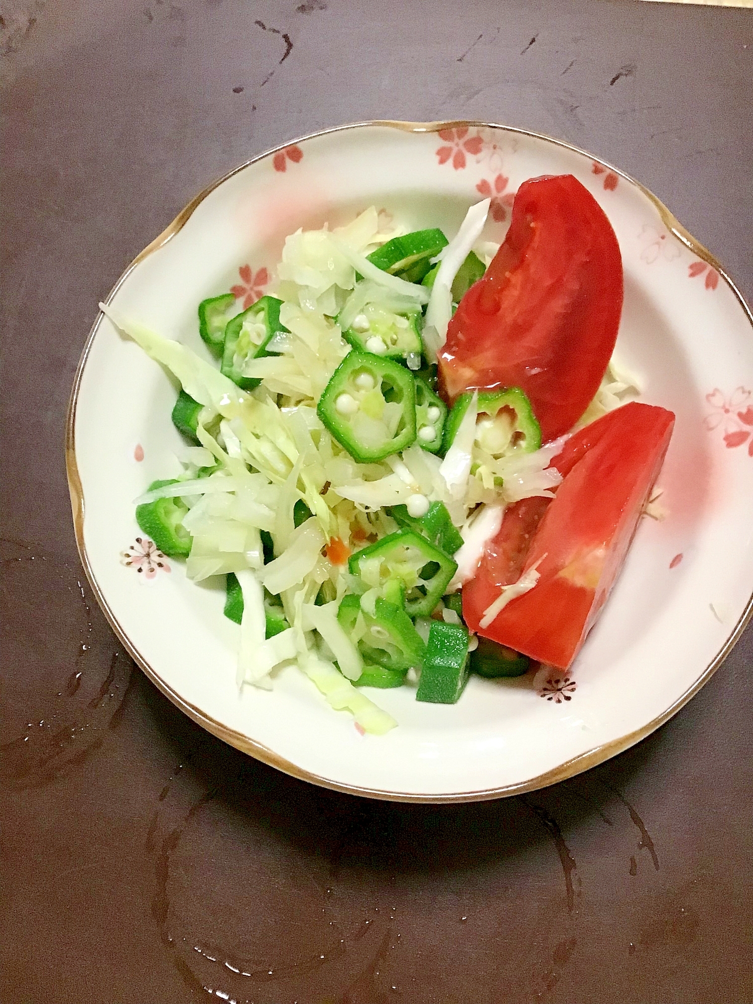 キャベツと玉ねぎとオクラのサラダ。