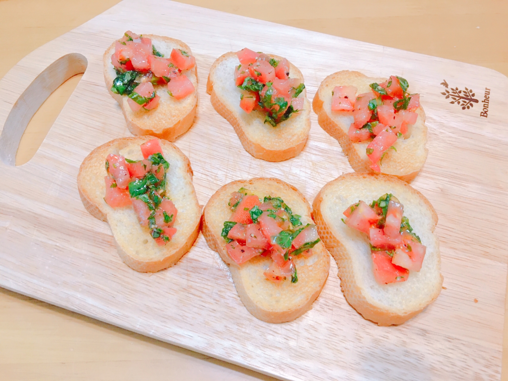 ブルスケッタ 生バジルの香りが食欲をそそる1品 レシピ 作り方 By Tsu2ya8 楽天レシピ ブルスケッタ 生バジルの香りが食欲をそそる1品 レシピ 作り方 By Tsu2ya8 楽天レシピ