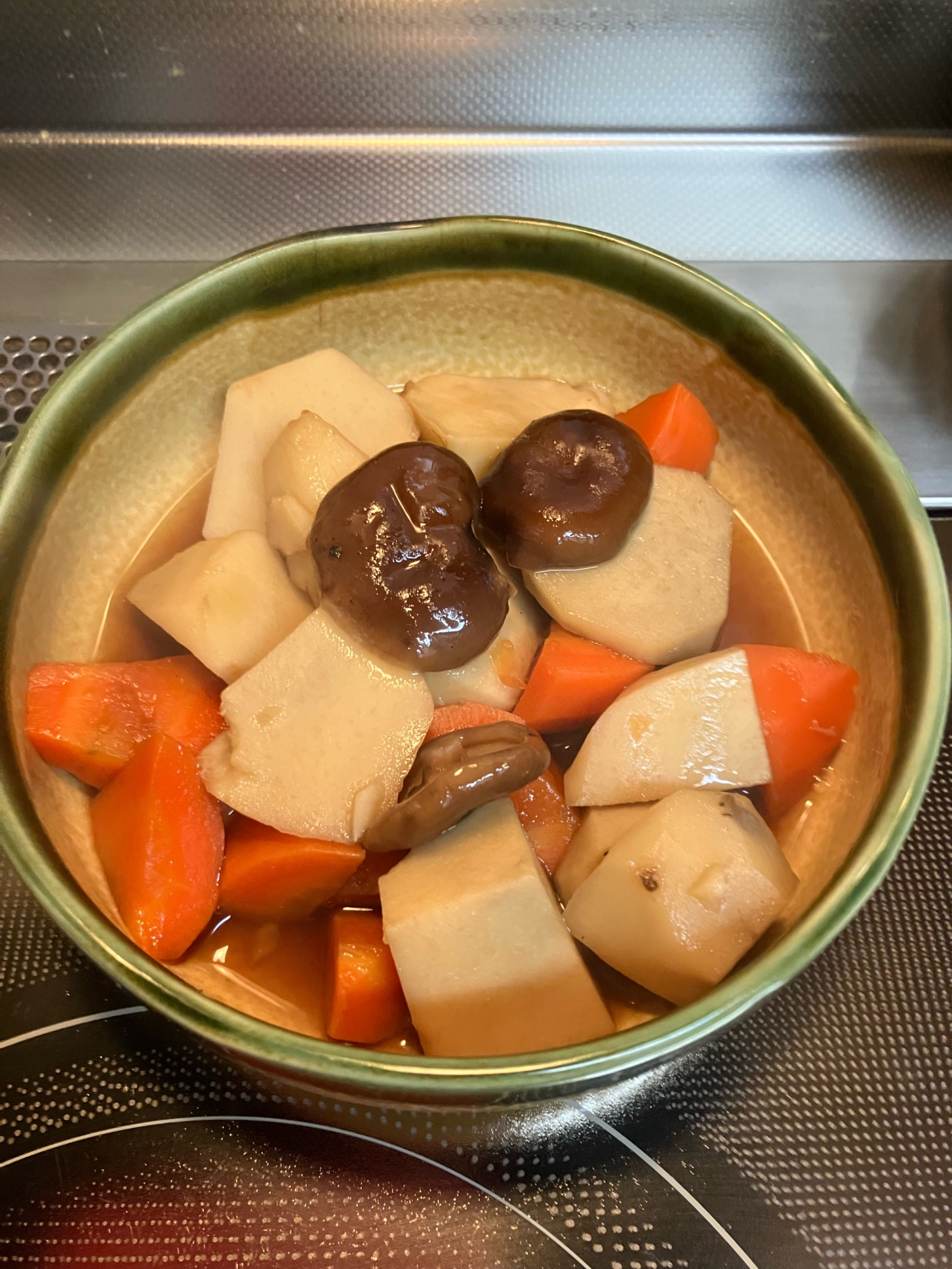 里芋と人参と椎茸の煮物^_^