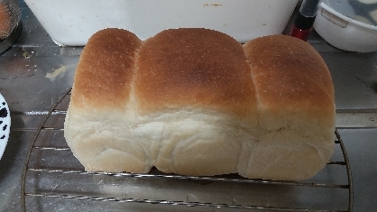 蓋なしのパン型で作りました。
大成功！
ホームベーカリーで焼き上げるより美味しいです。