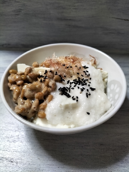 きょうはこちら✨ご飯（お米）を夜は食べないのでご飯をお豆腐に代えて作ってみました♬納豆ととろろにおかか＆ごまで美味しい〜素敵なレシピ感謝です(◕ᴗ◕✿)