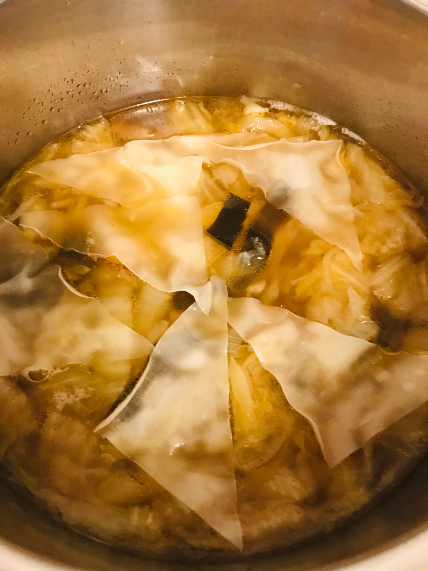 シュウマイの皮でワンタン　白菜　玉ねぎ中華スープ