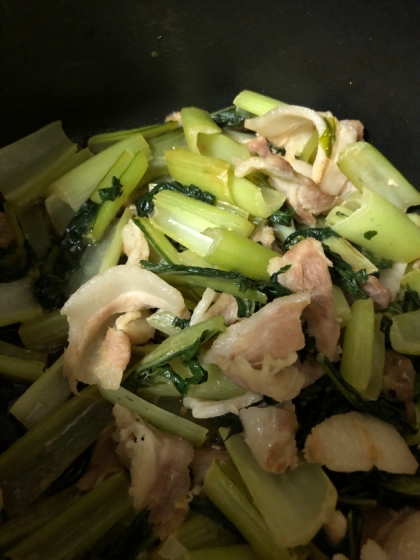小松菜があったので一緒に炒めてみました！
味は美味しかったのですが、小松菜はあまり合いませんでした（ ;  ; ）
次は、レシピ通り作りたいと思います♪