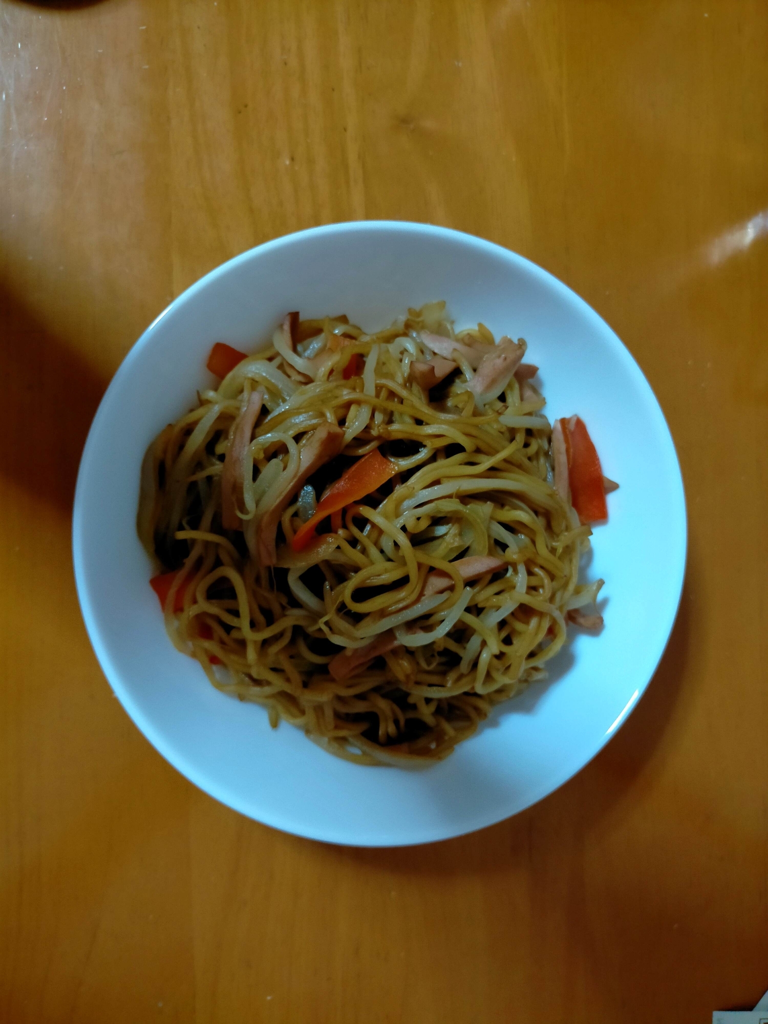 もやしと玉ねぎと人参と魚肉ソーセージの焼きそば