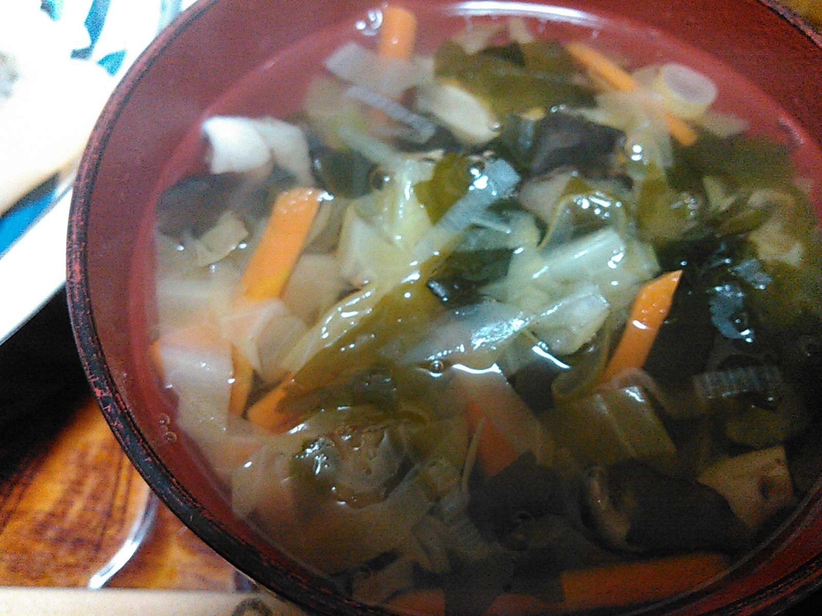 千切り野菜とワカメのスープ